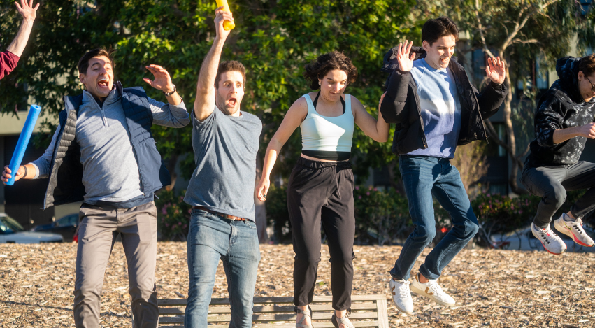 Teams jumping during an Amazing City Race challenge